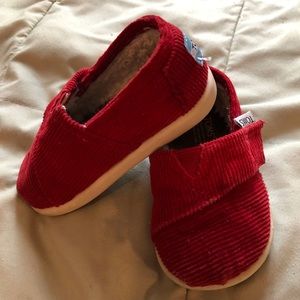 Toddler red corduroy Toms sneaker, size 4